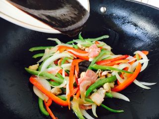 7、上班族的最爱 快手 黑胡椒意面,倒入准备好的黑胡椒酱