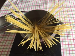 14、上班族的最爱 快手 黑胡椒意面,然后意面会自然散开,面就会变软,完全浸入水中,浸到水中后请用筷子搅一搅,避免意面粘连。