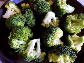 1、西兰花紫菜饭团,西兰花洗净控水