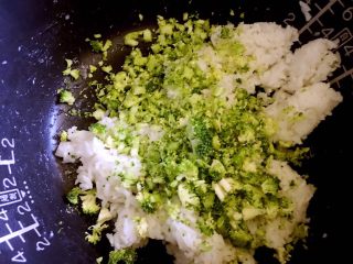 3、西兰花紫菜饭团,取一半与米饭拌匀