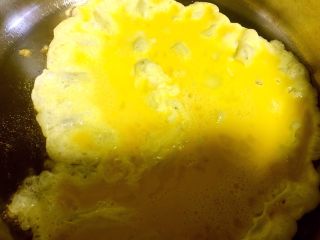 7、西兰花紫菜饭团,加入蛋液