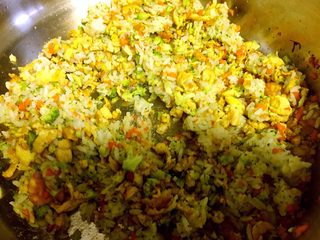 15、西兰花紫菜饭团,最后放入适量的紫菜碎炒匀关火