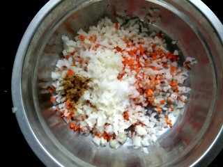 4、白萝卜胡萝卜素丸子,加入适量五香粉