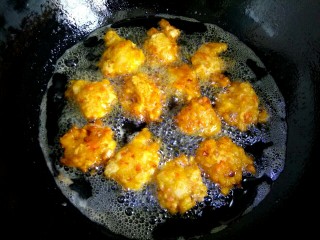 11、白萝卜胡萝卜素丸子,待丸子炸至金黄，完全变鼓，控油捞出即可