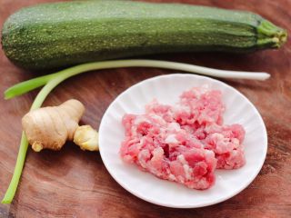 1、西葫芦猪肉发面包,首先备齐所有的食材、小葱去皮。