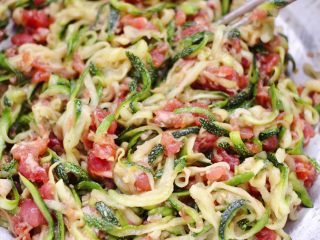 11、西葫芦猪肉发面包,把所有的食材搅拌均匀即可。