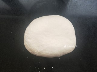 3、花样馒头—寿桃馒头,初步和成一个软硬适中的面团，然后揉面。
