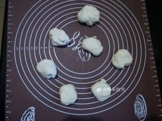 6、花样馒头—寿桃馒头,分成45克一个的六份。多余的为第七份。