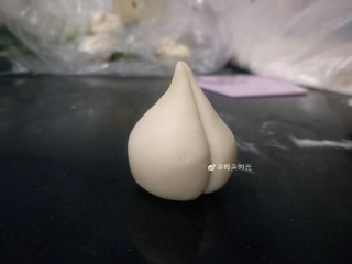 9、花样馒头—寿桃馒头,面团整体要瘦高一些，尖尖也要尖一些，压的沟也要深一些。因为一发酵会变的不明显。