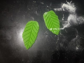 13、花样馒头—寿桃馒头,稍微拉长，用刮刀压出叶脉。叶片安装有两种。