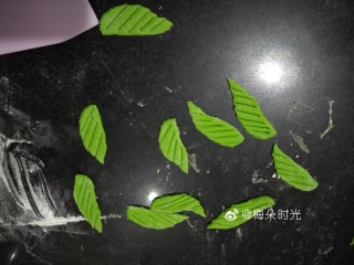 14、花样馒头—寿桃馒头,第一种是把一个叶片分成两半。