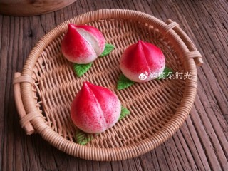 21、花样馒头—寿桃馒头,这是大红色素粉蒸出来的效果。有一个桃子熟透了，自然裂开了????。太红了。我感觉没有红曲粉的自然。好看。