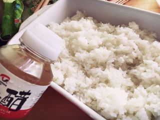2、樱花寿司,米饭里拌入寿司醋。