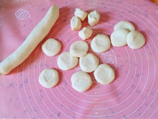 3、蒸饼,面团搓成长条，揪小剂子，压扁