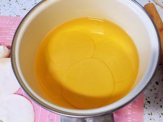 5、蒸饼,将擀好的饺子皮泡入玉米油中一小时