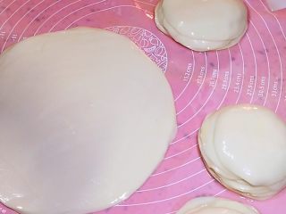 7、蒸饼,将一摞饺子皮擀成饼状