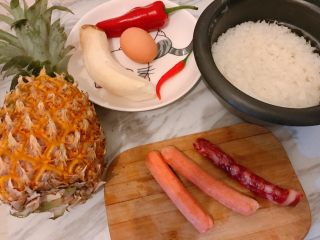 1、菠萝炒饭,先把材料准备好，米饭不一定要隔夜，提前煮就好了