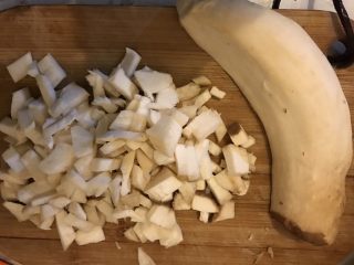 2、菠萝炒饭,把杏鲍菇切丁备用