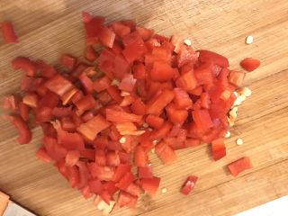 3、菠萝炒饭,红青椒切丁备用