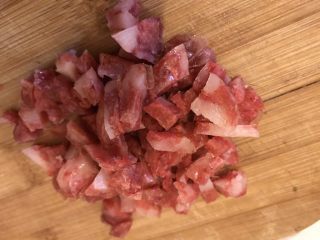 4、菠萝炒饭,腊肠切丁备用