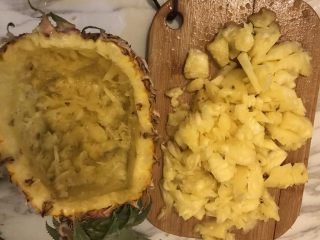 7、菠萝炒饭,把菠萝肉挖出