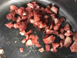 9、菠萝炒饭,再放入切好的腊肠，翻炒均匀