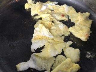 12、菠萝炒饭,煎好鸡蛋饼，弄碎，捞出备用