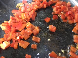 13、菠萝炒饭,加少许油，倒入切好的青椒丁，翻炒均匀