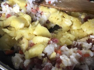 19、菠萝炒饭,最后倒入菠萝，继续翻炒均匀，炒出菠萝香味