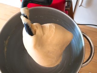 6、红豆心形面包,揉面完成，检查面团能否出膜，厨师机桶内干干净净没有粘物。