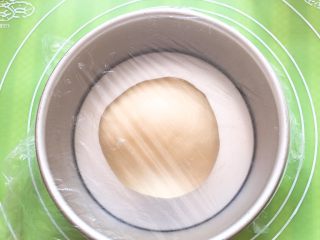 8、红豆心形面包,整理滚圆放入模具，盖上保鲜膜。