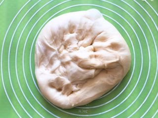 11、红豆心形面包,拿出整理排气。