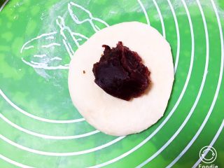 13、红豆心形面包,将剂子擀成薄饼，放入豆沙馅儿。