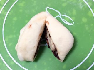 17、红豆心形面包,用锋利的刀切开，头上不要切断。