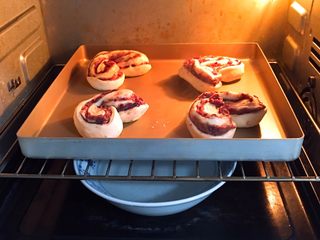 20、红豆心形面包,金盘放入烤箱两次发酵，方法同上也是60分钟。