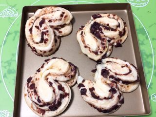 21、红豆心形面包,发酵完成后拿出，刷鸡蛋液。