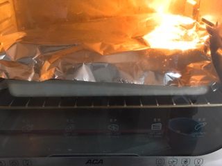 23、红豆心形面包,上色满意加盖锡纸，这一步很重要。