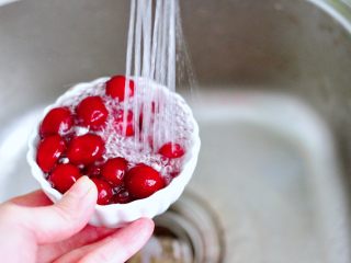 2、苹果蔓越莓奶昔,把蔓越莓用自来水冲洗干净。