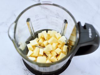 5、苹果蔓越莓奶昔,把切丁的苹果，放入破壁机里。