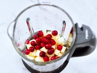 6、苹果蔓越莓奶昔,再放入洗净的蔓越莓。