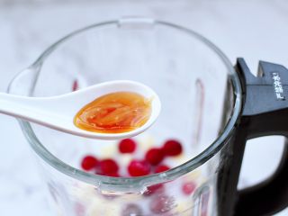8、苹果蔓越莓奶昔,放入蜂蜜，不喜欢蜂蜜的可以换成白糖或是冰糖，看个人喜好哟。