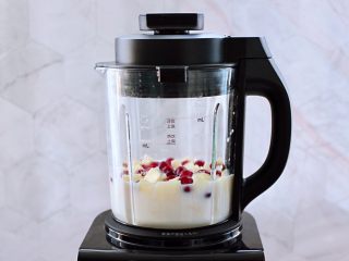 10、苹果蔓越莓奶昔,盖上盖子，启动破壁机榨汁功能。