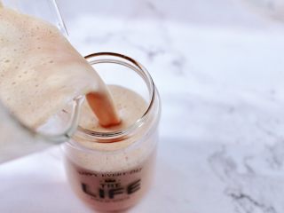 12、苹果蔓越莓奶昔,啦啦啦，苹果蔓越莓奶昔做好了，倒入杯子里即可。