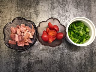 2、培根炒饭,圣女果切块，青椒切小丁，培根切小块