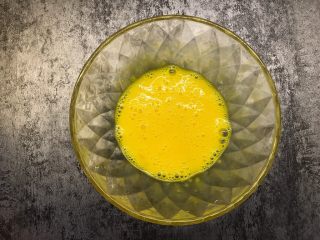 3、培根炒饭,鸡蛋打散