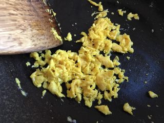 5、培根炒饭,快速滑散，将鸡蛋碎盛起备用