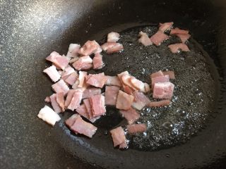 7、培根炒饭,加入培根翻炒