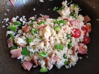 11、培根炒饭,将米饭翻炒均匀