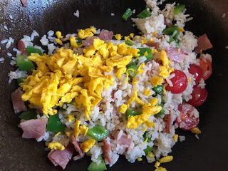 12、培根炒饭,加入鸡蛋碎翻炒几下