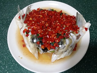 9、剁椒鱼头,蒸好后取出盘子、抽掉鱼头下面的筷子，若觉汤汁较多可倒掉点、我喜欢卤汁多点更好吃